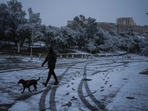 Снег у Грчкој, затворене школе и продавнице, поремећен саобраћај у Атини