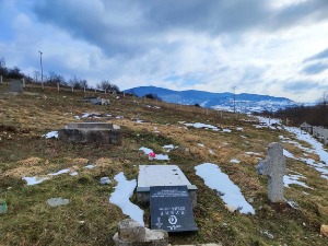 Оскрнављено српско православно гробље у месту Пламенице у Општини Кључ
