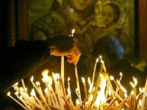Данас су Зимске задушнице, верује се да запаљена свећа осветљава пут умрлима