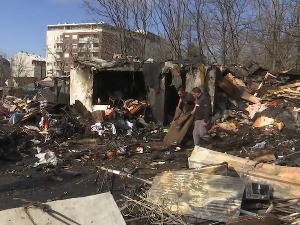 Изгореле бараке у Устаничкој – 15 породица без крова над главом, тврде да пожар није случајност