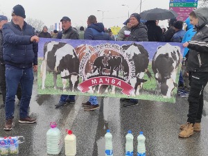 Млекари на два сата блокирали мост у Шапцу, протест и у Мрчајевцима