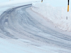 Снег паралисао делове Хрватске, више од 100 возила заглављено у сметовима