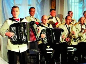У гостима код...
