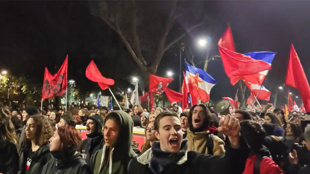 Bandiere jugoslave con pentagramma alla marcia antifascista degli studenti italiani