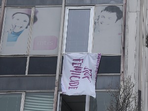 Истакнута застава "Стоп фемициду" на згради институције Повереника
